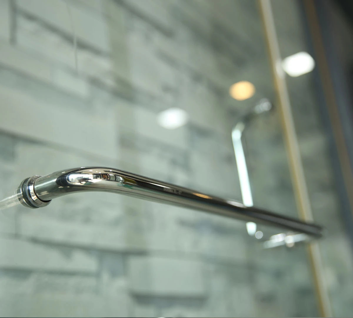 Pull handle on a frameless glass door